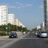 La �45� � di fatto formata da sole quattro strade che racchiudono strutture grigie e senza verde. Imbocchiamo prima via Archimede, la strada del �quartier generale� del clan Parisi...
